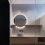 V obou koupelnách, rodičovské i u dětských pokojů, byly použity velkoformátové obklady ve světlém odstínu.