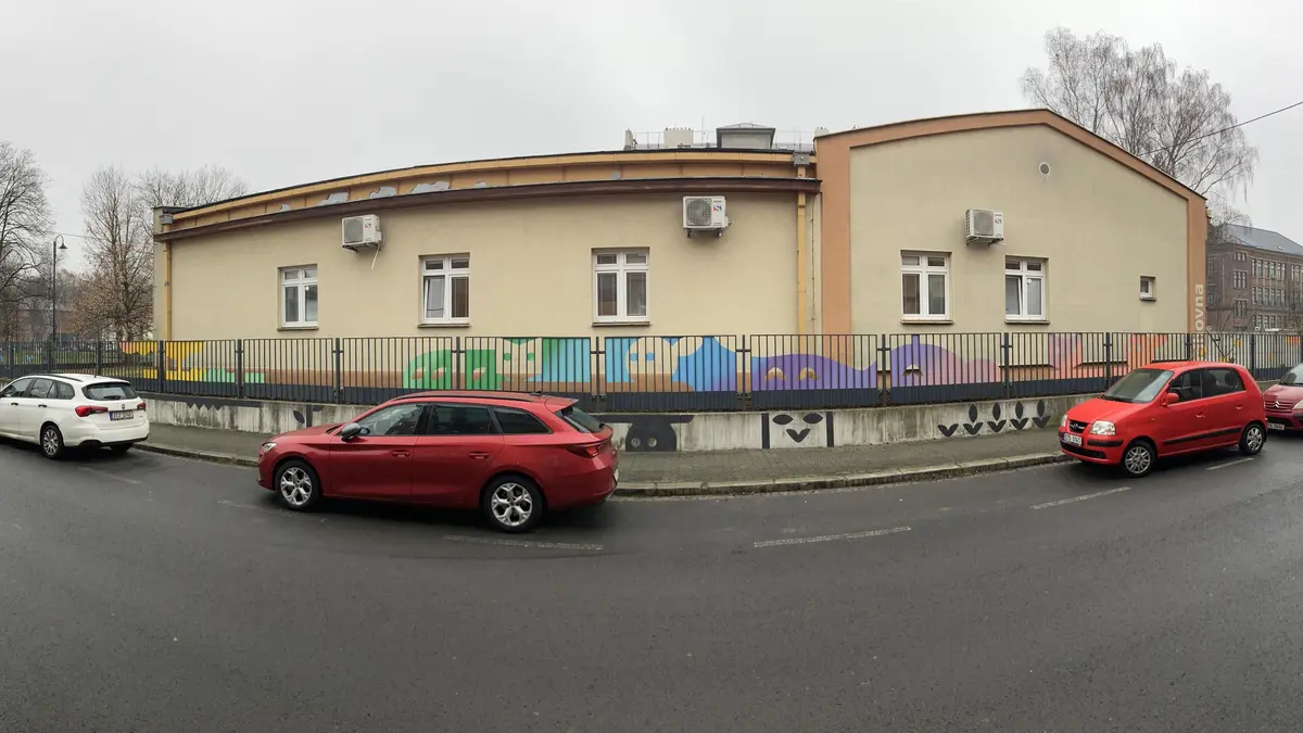 Ulice jako galerie. Plot knihovny v ostravských Vítkovicích zdobí dílo z válcovaného plechu