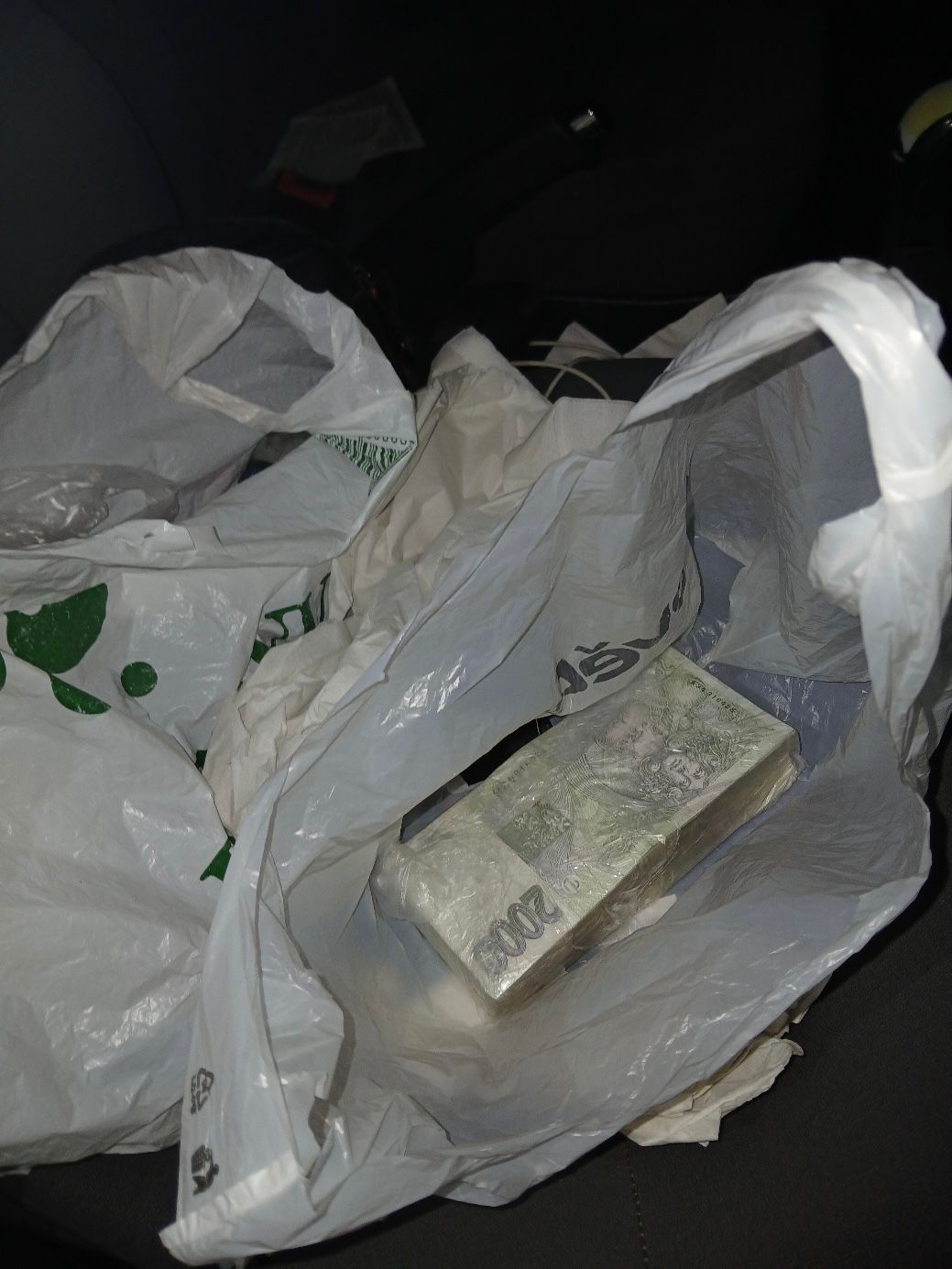 Polák vezl v autě přes půl milionu, důvěřivý důchodce o peníze málem přišel