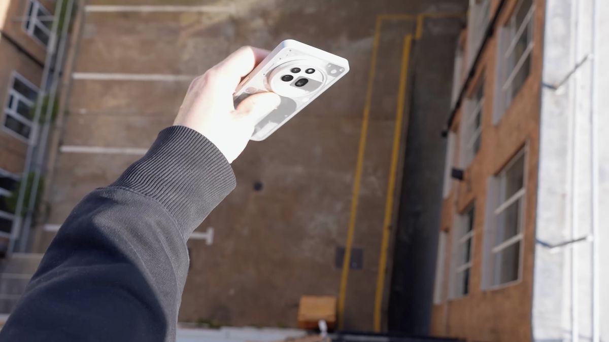 Musí zničit 10 000 mobilů, než vůbec jeden prodají