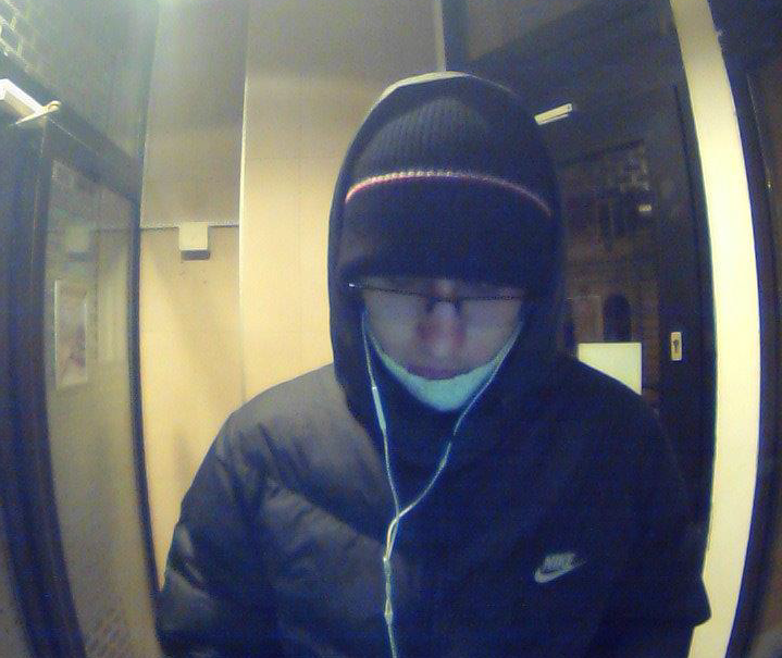 Telefonát ji stál čtyři miliony. Kriminalisté teď hledají osobu zachycenou u bankomatu v Praze