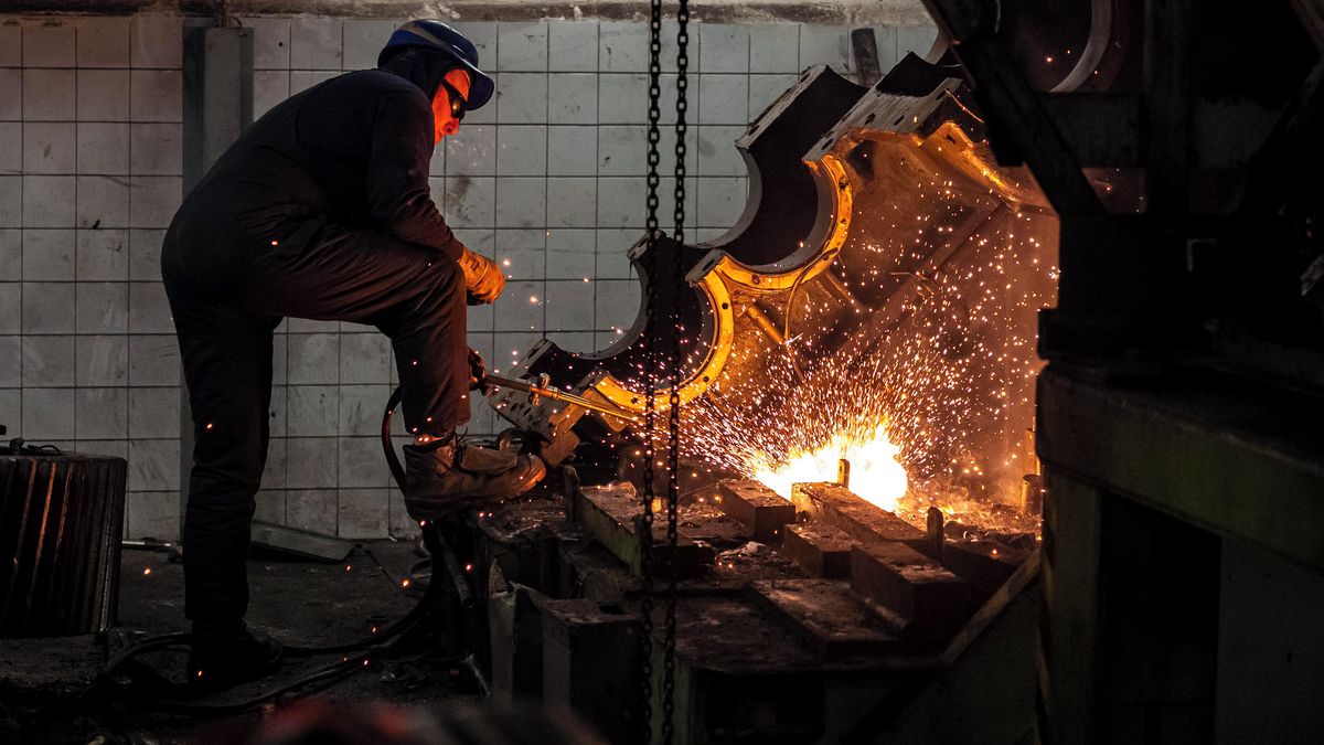 Další sovětské eskalátory z pražského metra mizí. Dělníci je na Floře nyní postupně odstraňují