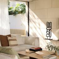 Vnitřek přístavby se drží současných trendů, interiér původního domu má trochu jinou atmosféru. 