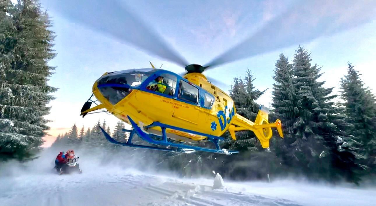 V Harrachově se srazili dva lyžaři. Žena po střetu zemřela