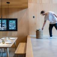 Interiér chatek je nápaditě členitý.