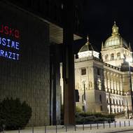 Vlajka Ukrajiny byla z budovy odstraněna na konci loňského srpna, kdy ji nahradil propagační poutač na výstavu unikátních fosilií předků člověka.