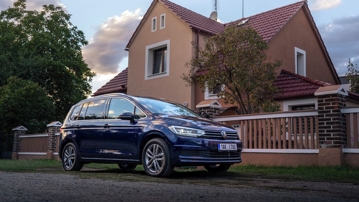Končí jedno z posledních klasických MPV. Volkswagen doprodává tourany