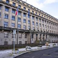 Na Ministerstvu dopravy vedeném Ivanem Bednárikem za SPD byla vedle české vlajky ještě ta Evropské unie. 