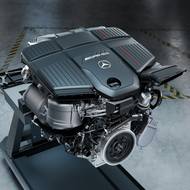 Třílitrový šestiválec nahrazuje plug-in hybridní čtyřválec. 