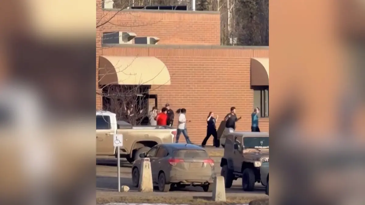 V Kanadě střílela 18letá žena, předtím zavraždila matku a nevlastního bratra