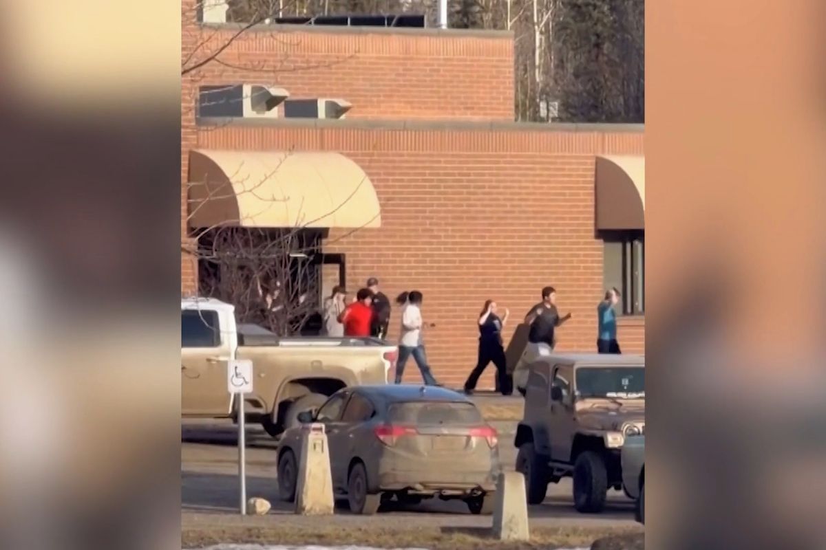 Bude problém to vysvětlit. Kanadská policie identifikovala ženu, která vraždila na střední škole