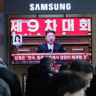 Projevy Kim Čong-una sledují i na jižní části poloostrova. Vztahy obou zemí, které jsou formálně stále ve válce, jsou stále chladnější. Kim během kongresu vyhrožoval Jižní Koreji zničením, pokud by byla ohrožena bezpečnost jeho země. 