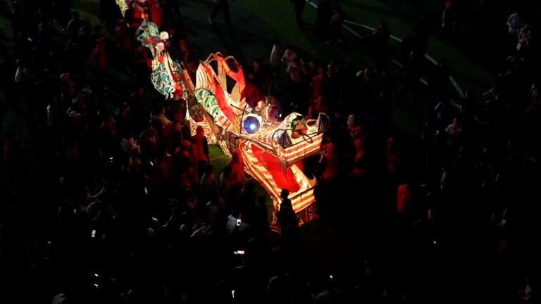 Na oslavách čínského nového roku tančil 200metrový svítící drak