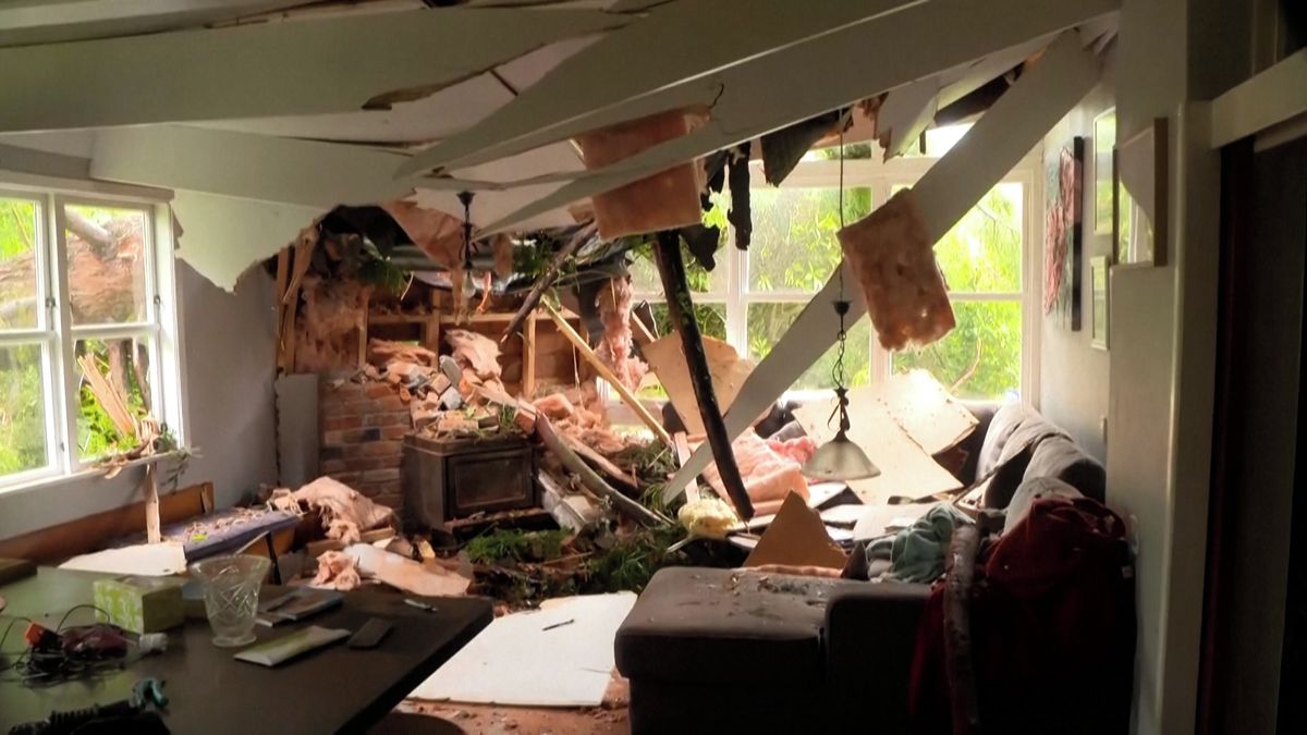 Vítr o rychlosti až 240 km/h. Přes Nový Zéland přešla ničivá bouře