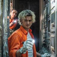 Teacake v podání Joea Keeryho, herce známého ze seriálu Stranger Things, prohledává sklady.