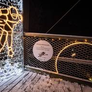 Stezku doprovázejí cedule s informacemi a zajímavostmi.