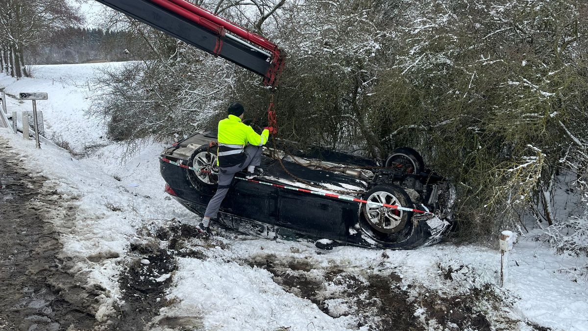 Řidička vylétla se škodovkou na jihu Čech ze silnice. Utrpěla vážná zranění