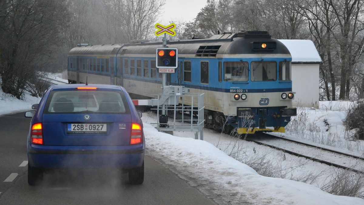 Z železniční trati mezi Prahou a Ústím nad Labem zmizí některé přejezdy