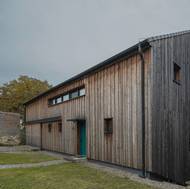 Dveře do domu jsou výraznějším barevným akcentem, který stavbu zpestřuje.