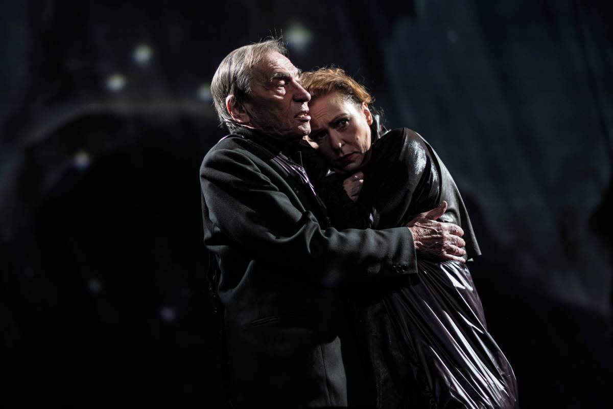 Příběh Filémóna (František Němec) a Baucis (Zuzana Stivínová) patří k nejkrásnějším a nejdojemnějším mýtům antického světa.