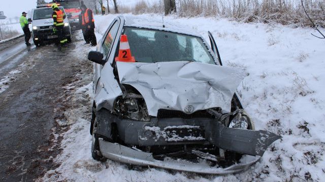 Mladý řidič na Přerovsku předjížděl autoškolu a srazil se s protijedoucím autem