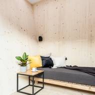 Interiér se směrem vzhůru rozšiřuje.