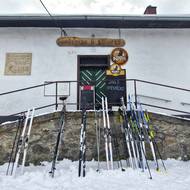 Teď ale v Kadově vládnou běžkaři, kteří míří i do hospody U Janečků, kde se nalévá i proslulý Kadovánek. „Zaduje do hlavy, profičí myslí, odfoukne starosti, tobolku čistí,“ říká o likéru nápis na fasádě.