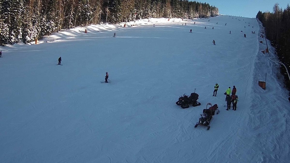 Sjezdovka plná lidí, ale nikdo se neozval. Policie hledá svědky tragické srážky lyžařů v Harrachově