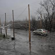 Šest metrů vysoké sloupy osazené pletivem. Takovými sítěmi proti dronům jsou na Ukrajině osazeny stovky kilometrů silnic.