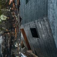 Dřevo, jímž jsou chaty obložené, je ošetřeno japonskou metodou šou sugi ban.