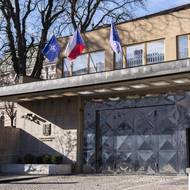 Na ministerstvu obrany vedeném generálem Zůnou za SPD visí vlajky Česka, EU a NATO, ukrajinská chybí. 