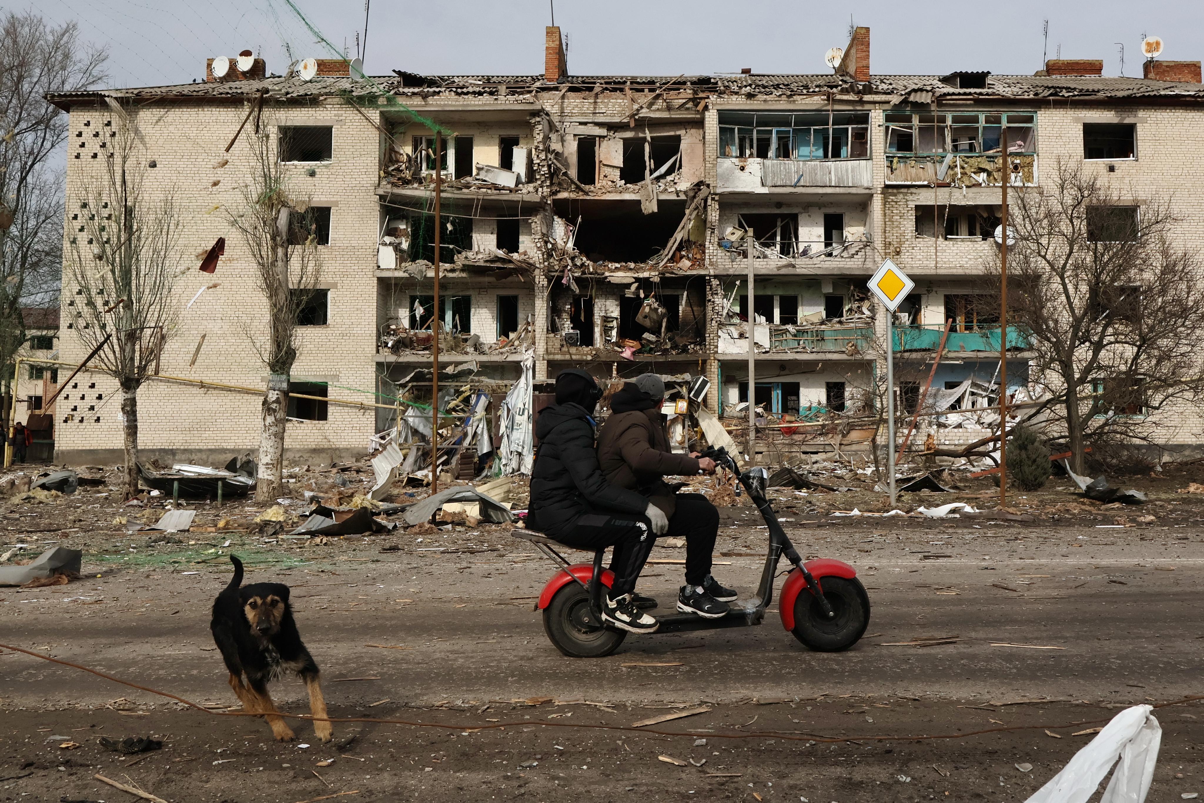 Přímé škody na Ukrajině jdou do bilionů. Jejich výčet ukazuje, na co Rusové útočí