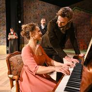 Marianne v podání Nikol Wetterové, po uši zamilovaná do Johna Willoughbyho (Adam Gazdík), zpívá a hraje na klavír.