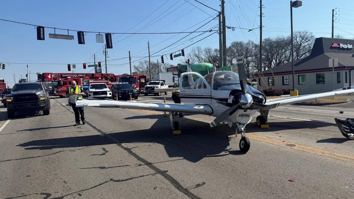 Malé letadlo v Georgii nouzově přistálo na rušné silnici a narazilo do tří aut