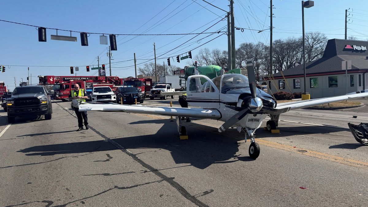 Malé letadlo v Georgii nouzově přistálo na rušné silnici a narazilo do tří aut