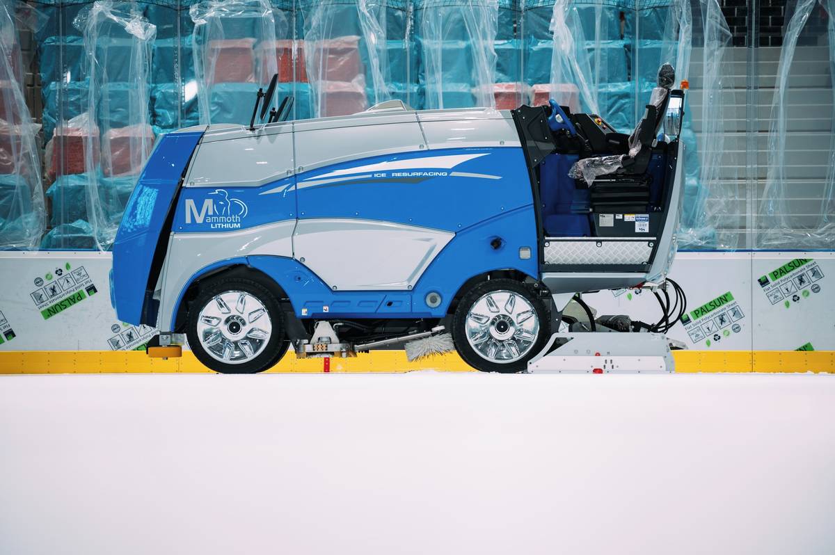 Nové červené sedačky jsou ještě zabalené v igelitu.