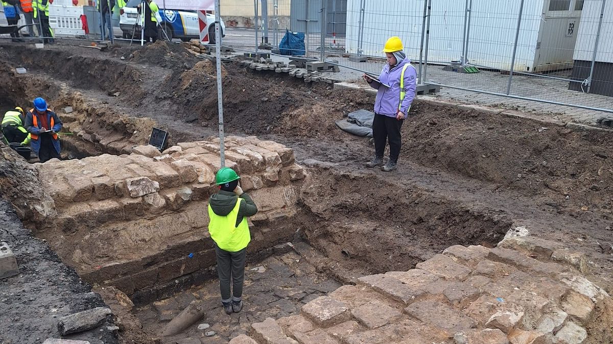 Archeologové objevili v Jičíně pozůstatky mostu a zařízení dvou mlýnů