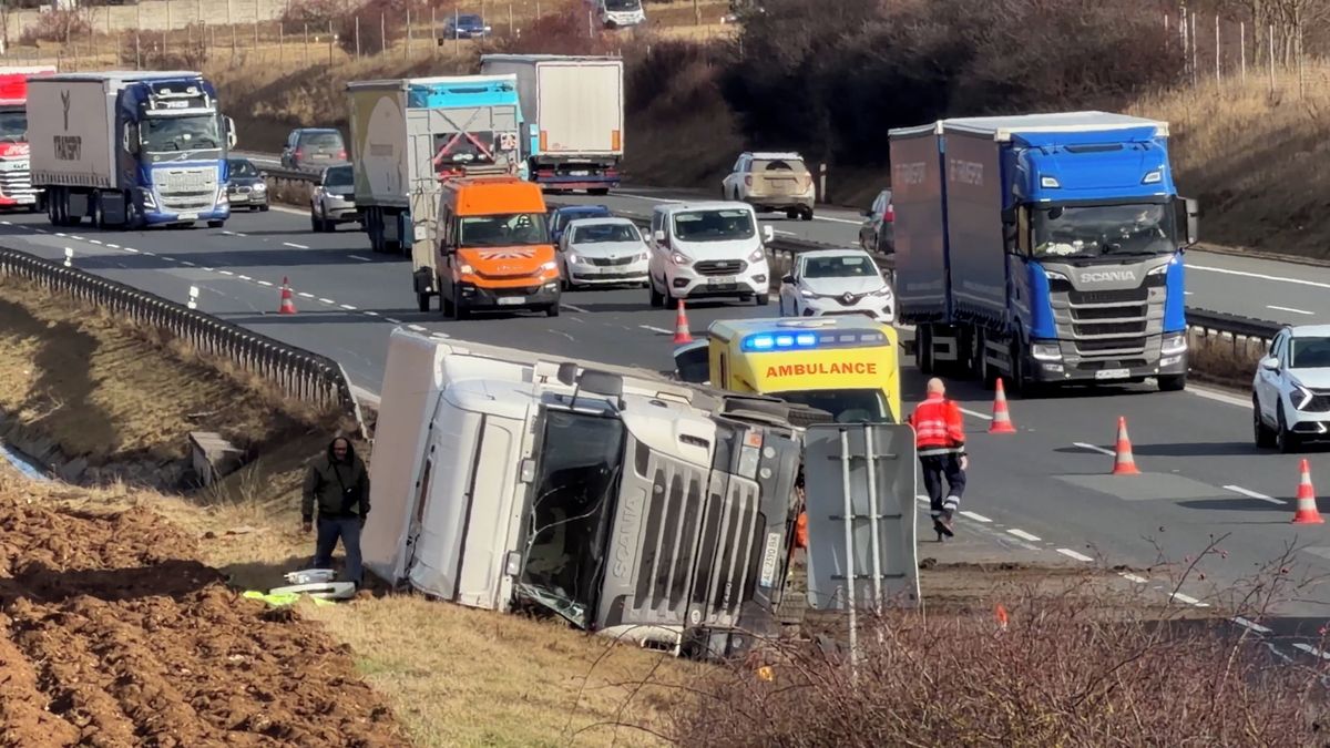 Převrácený kamion zkomplikoval dopravu na dálnici D5 na Berounsku