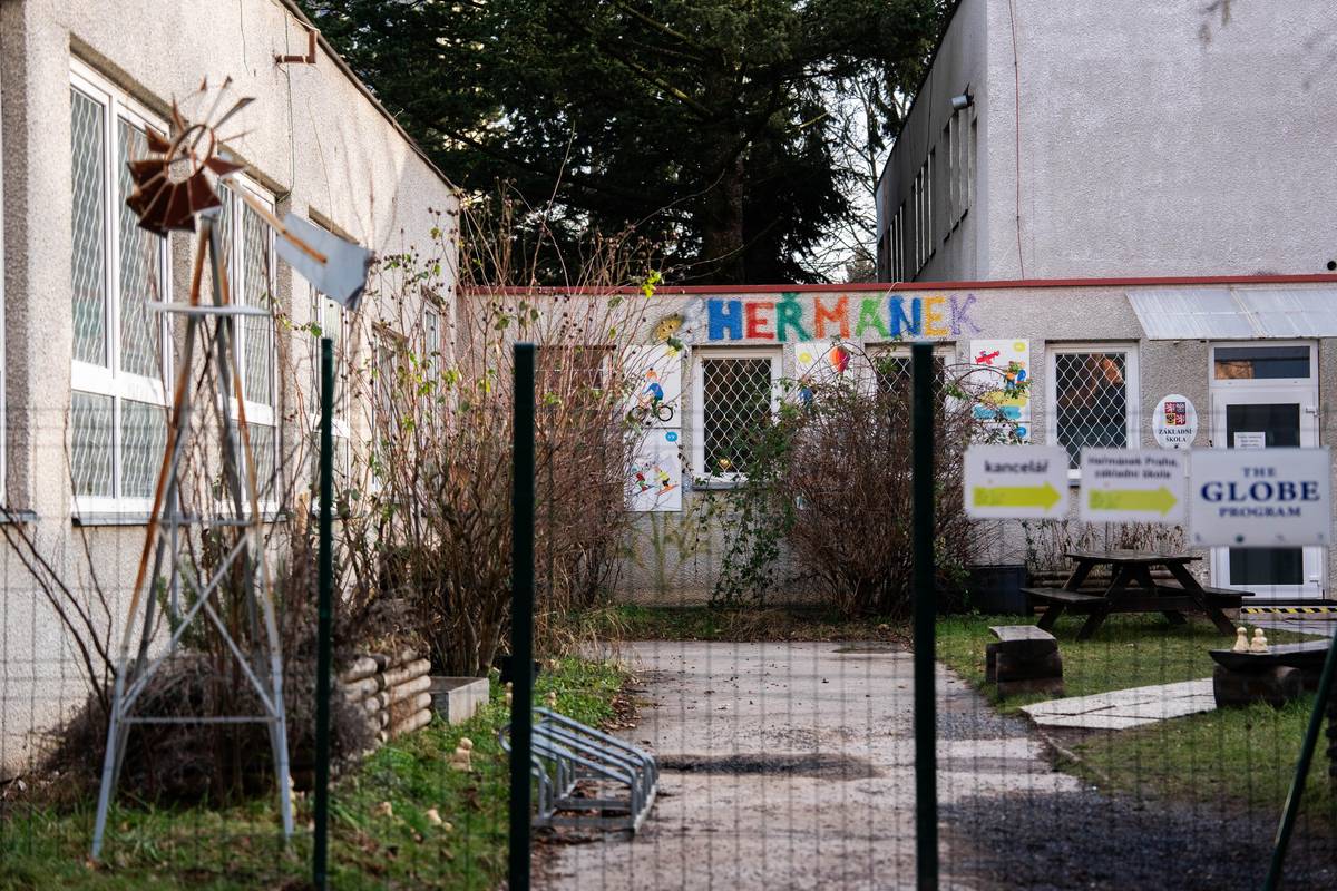 Prostory školy se nachází na Praze 8 v ulici Rajmonova i na dalších blízkých adresách.