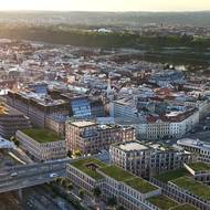 Blok B01 pohledem z výšky – dvě administrativní budovy rozdělené magistrálou