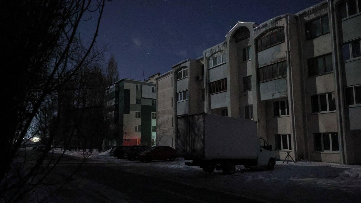 Bez tepla a elektřiny. Ruské oblasti hlásí po ukrajinských útocích poničení energetiky