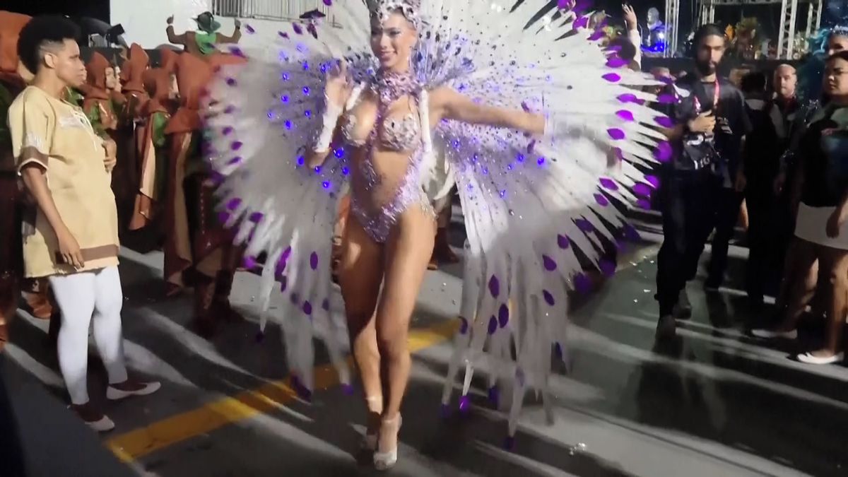 Téměř nahé tanečnice a divoké rytmy. Karneval v Riu oficiálně odstartoval