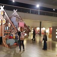 Výstavě dominuje chaloupka Křemílka a Vochomůrky.