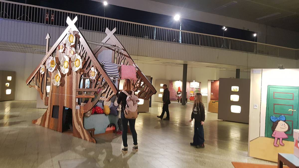 Výstavě dominuje chaloupka Křemílka a Vochomůrky.