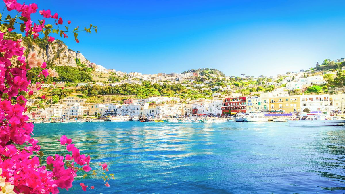 Ostrov Capri hyzdí velké skupiny turistů. Místní se rozhodli zakročit