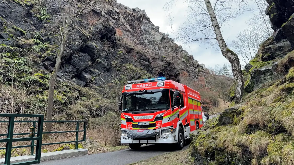 Bosý mladík bez jištění zdolával skálu v pražském parku, před policií se dal na útěk