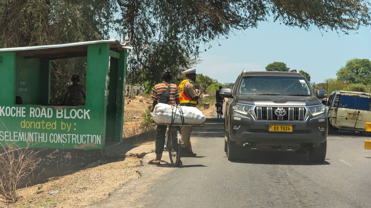 Policie v Malawi pátrá po pachatelích, kteří pašovali uhlí ve falešném pohřebním procesí