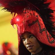 Kostýmy školy Imperatriz Leopoldinense odhalovaly další a další vrstvy.