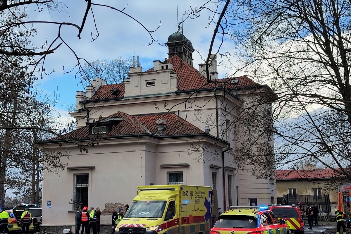 Tragický požár v areálu bohnické nemocnice nejspíš založil pacient, který při tom zemřel