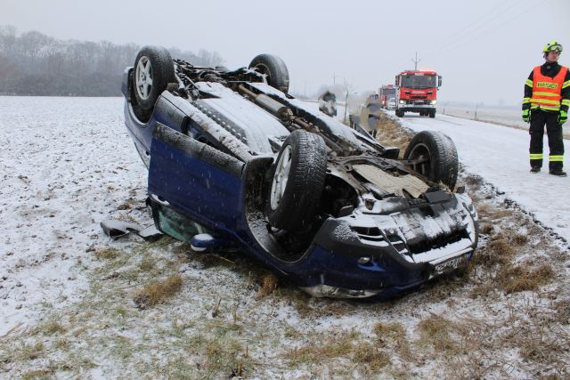Mladík na Přerovsku nezvládl jízdu na sněhu, auto převrátil na střechu